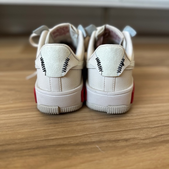 Nike WMNS Air Force 1 Fontana Pearl White University Red - Picture 3 of 6